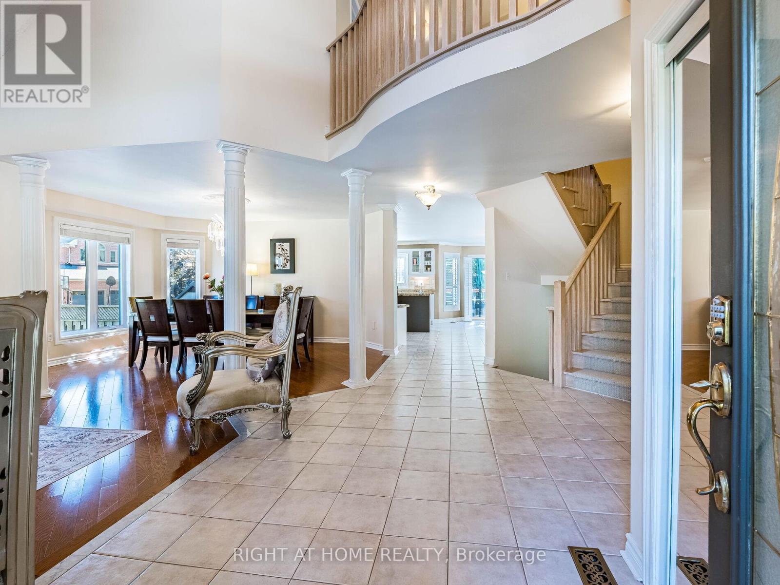 2204 Carpenters Circle, Oakville, Ontario  L6M 3C7 - Photo 6 - W12435804