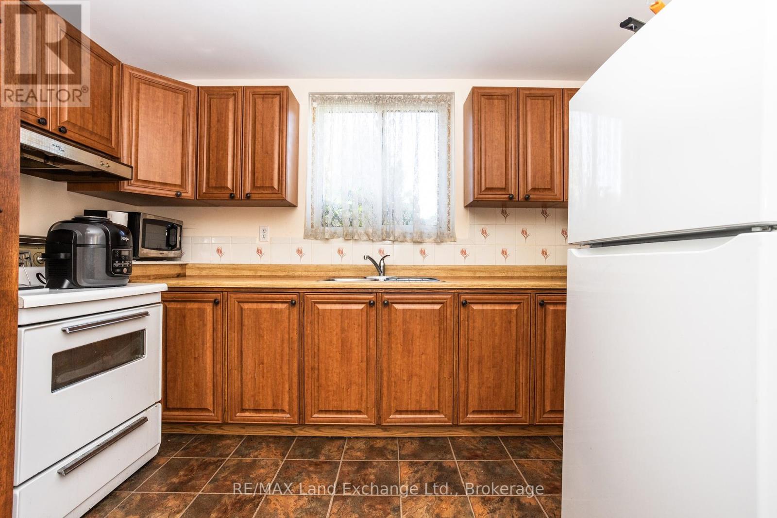 991 Bricker Street N, Saugeen Shores, Ontario  N0H 2C3 - Photo 18 - X12435821