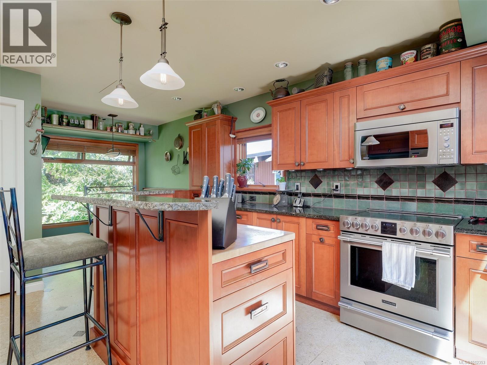 442 Grafton St, Esquimalt, British Columbia  V9A 6S3 - Photo 10 - 1012353