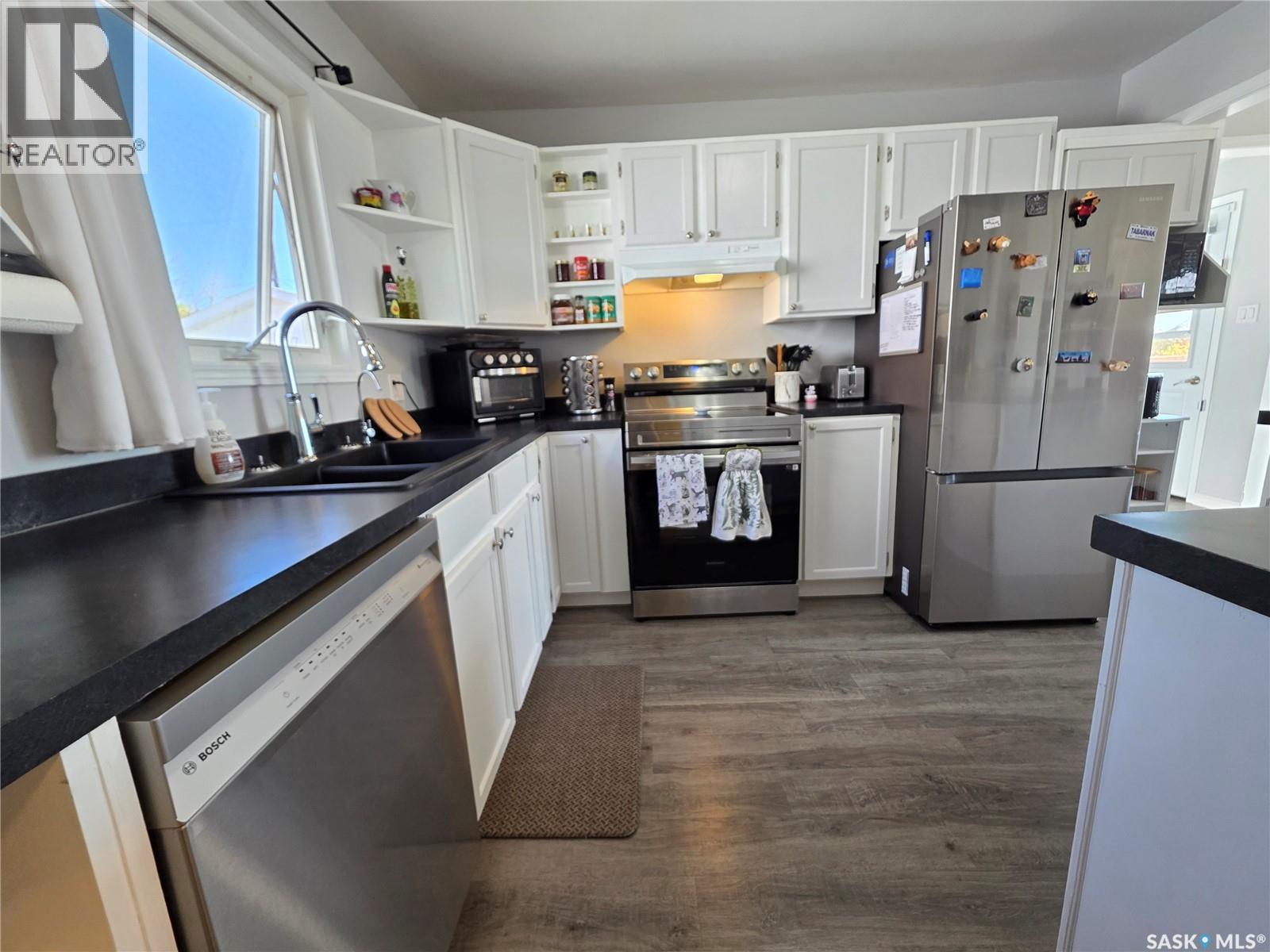 601 4th Avenue Nw, Swift Current, Saskatchewan  S9H 0V7 - Photo 5 - SK019720