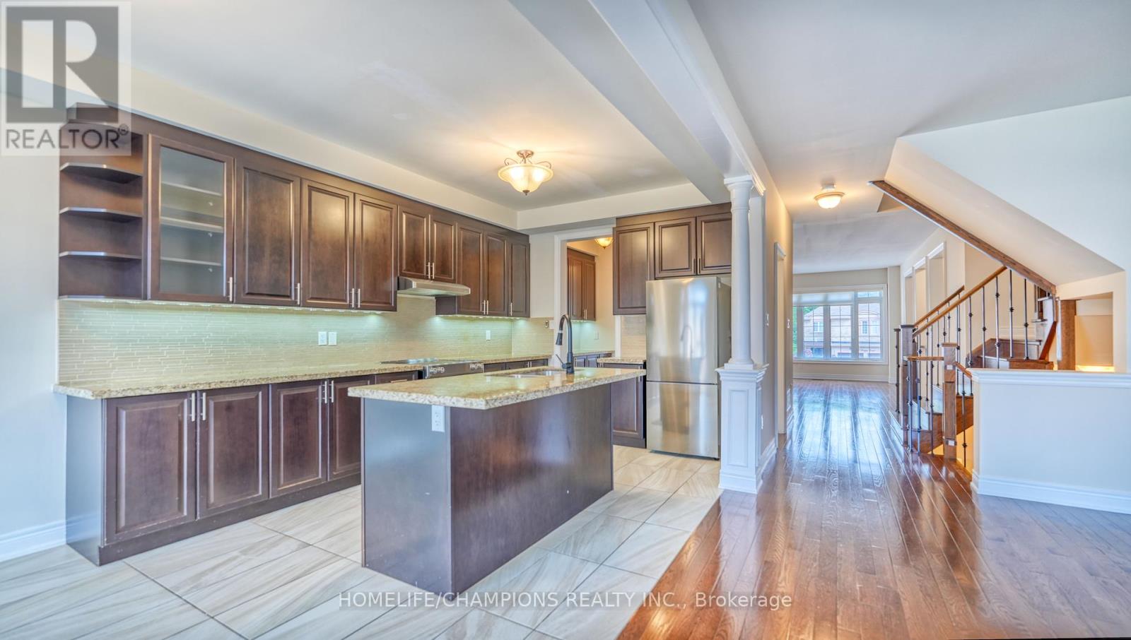 487 Briggs Court, Mississauga, Ontario  L5W 0C6 - Photo 4 - W12433515