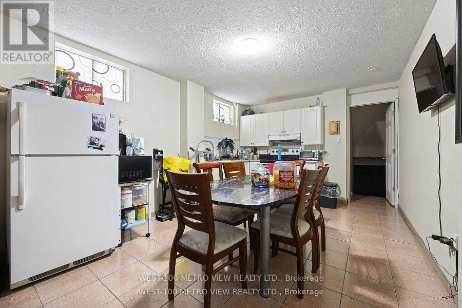 3948 Midhurst Lane, Mississauga, Ontario  L4Z 1C7 - Photo 17 - W12435836