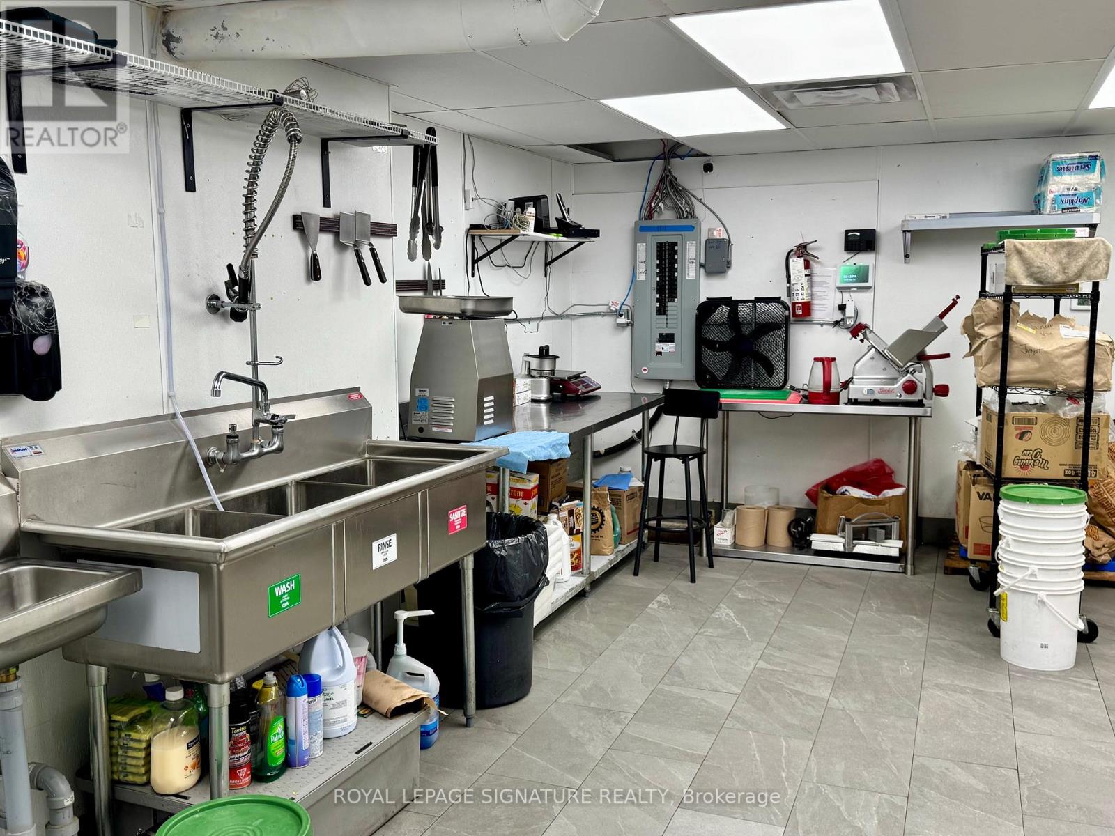 47 Lakeshore Road E, Mississauga, Ontario  L5G 1C9 - Photo 7 - W12434801