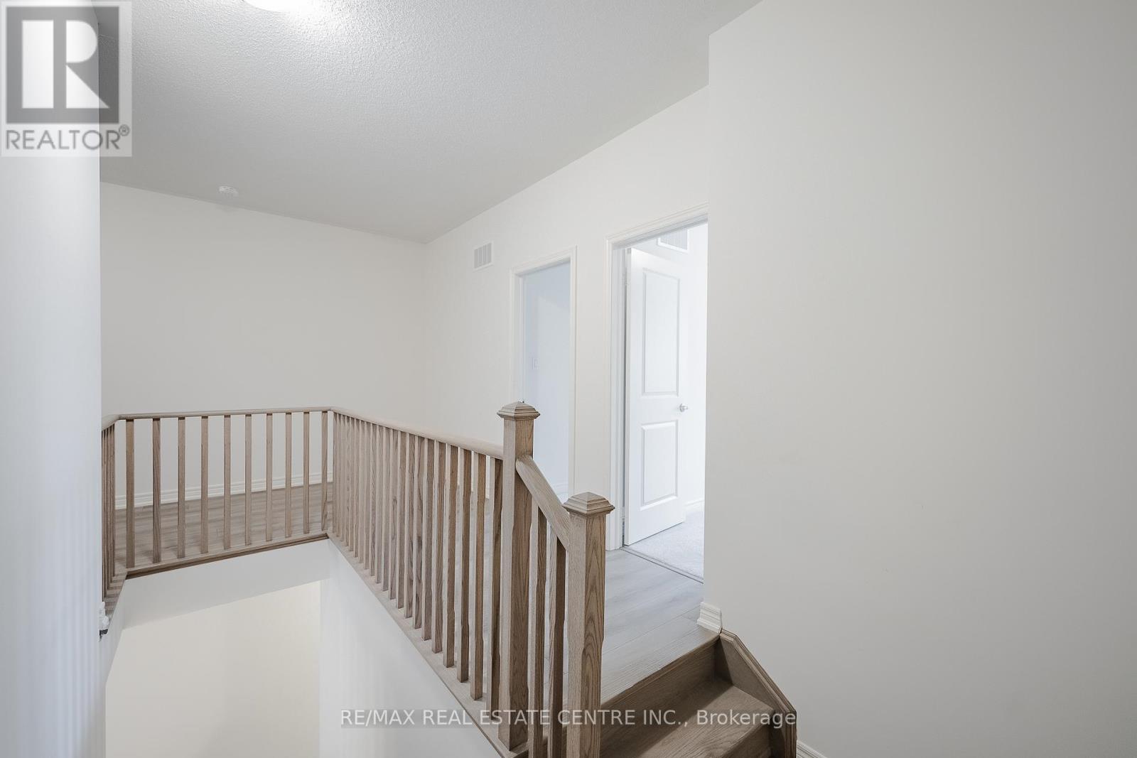 21 Gledhill Crescent, Cambridge, Ontario  N1T 0G4 - Photo 7 - X12435838