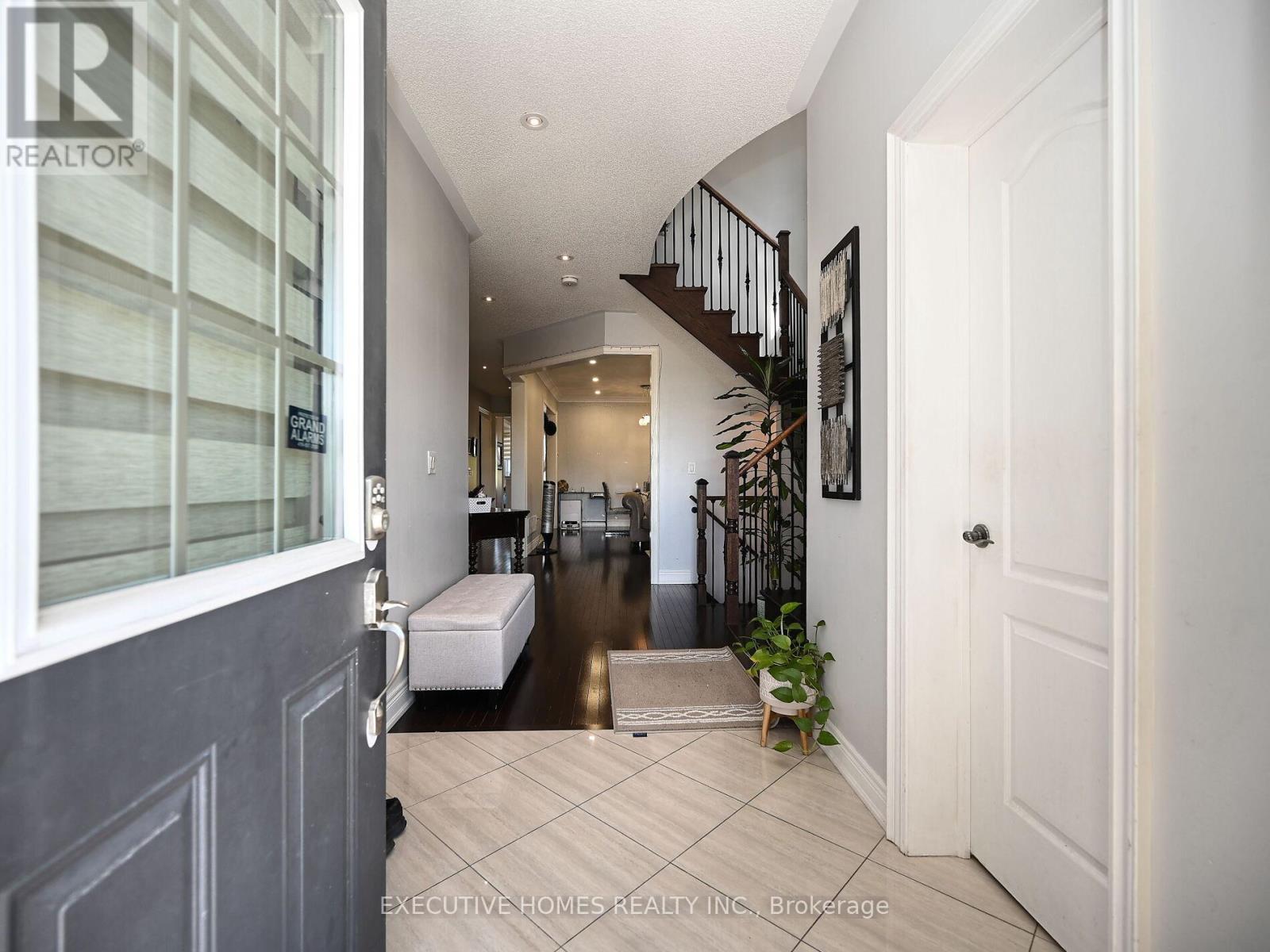 55 Apple Valley Way E, Brampton, Ontario  L5P 3R5 - Photo 4 - W12435861
