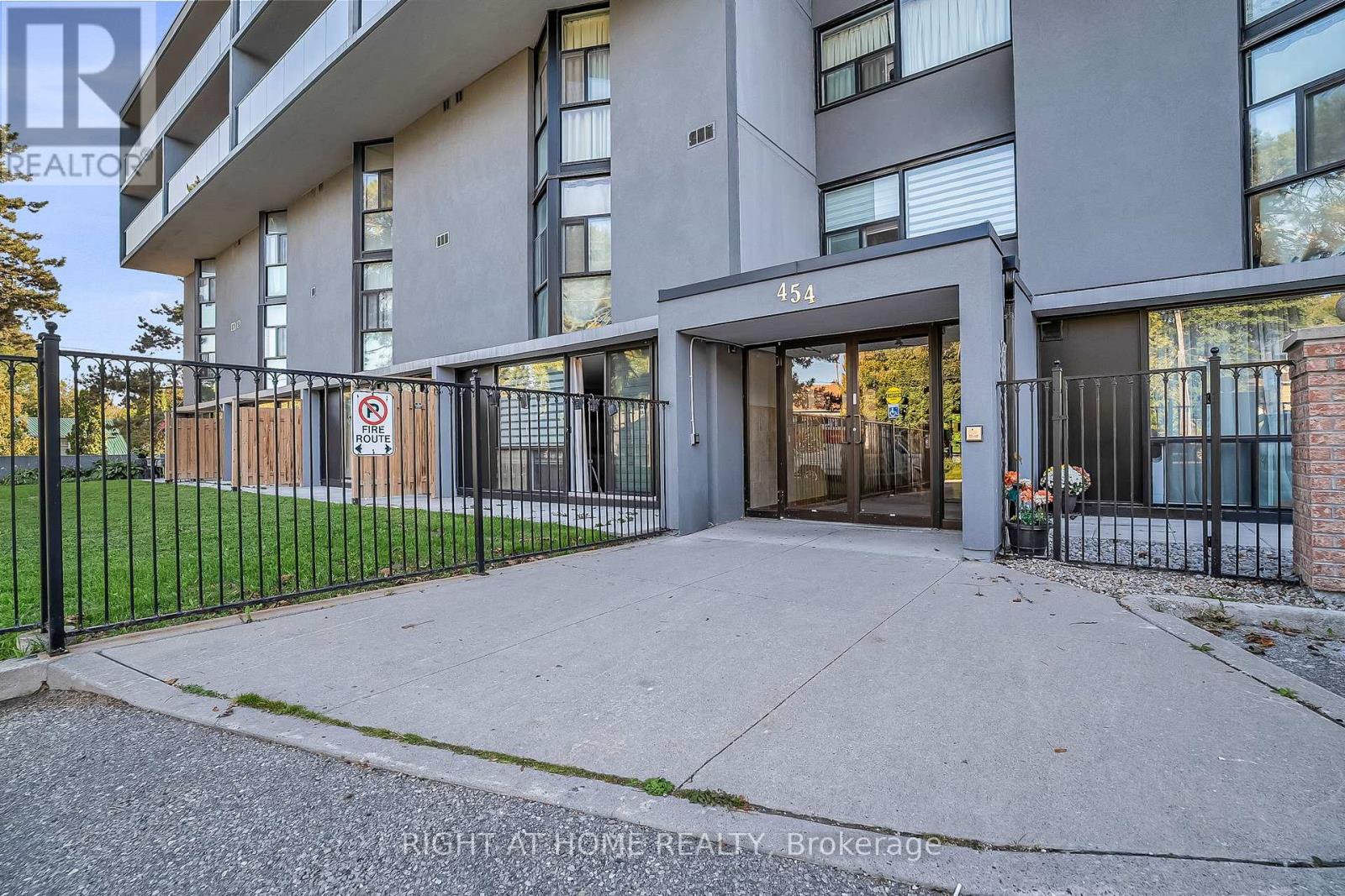 110 - 454 Centre Street S, Oshawa, Ontario  L1H 4C2 - Photo 1 - E12435904