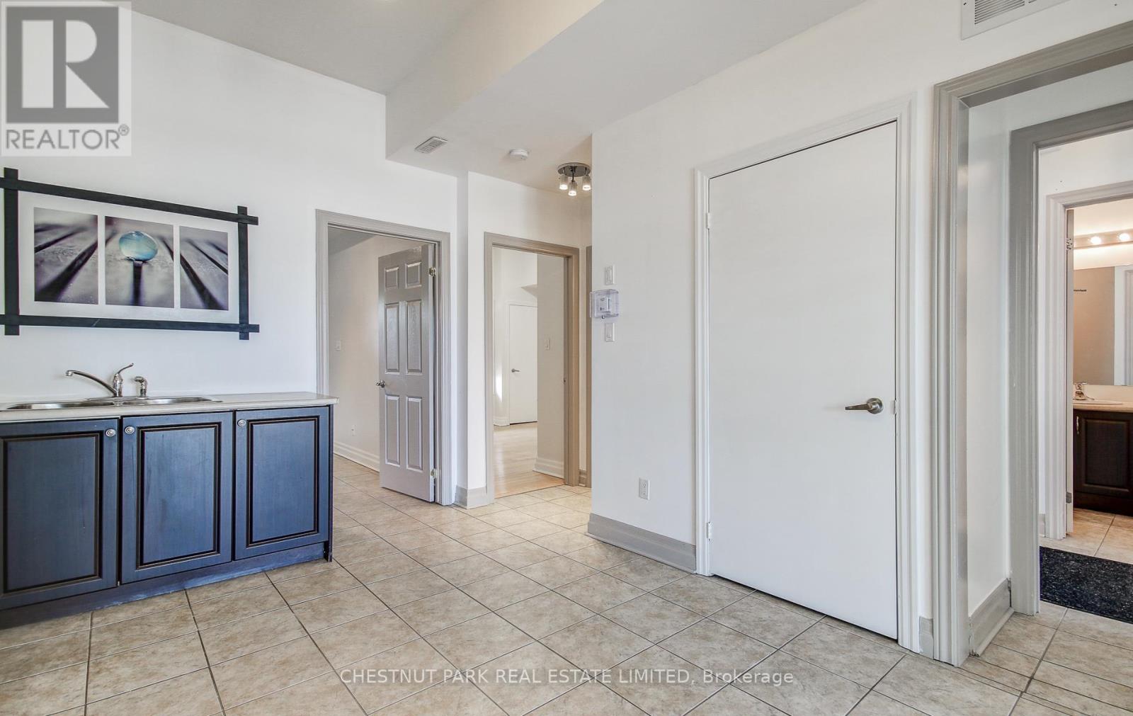 5 - 885 Lakeshore Road E, Mississauga, Ontario  L5E 1E2 - Photo 12 - W12435870