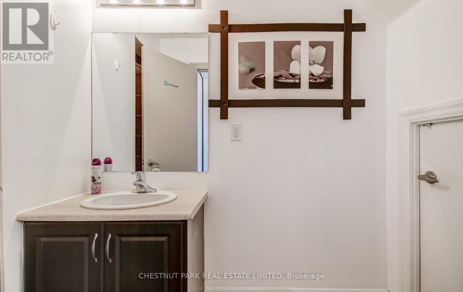 5 - 885 Lakeshore Road E, Mississauga, Ontario  L5E 1E2 - Photo 4 - W12435870