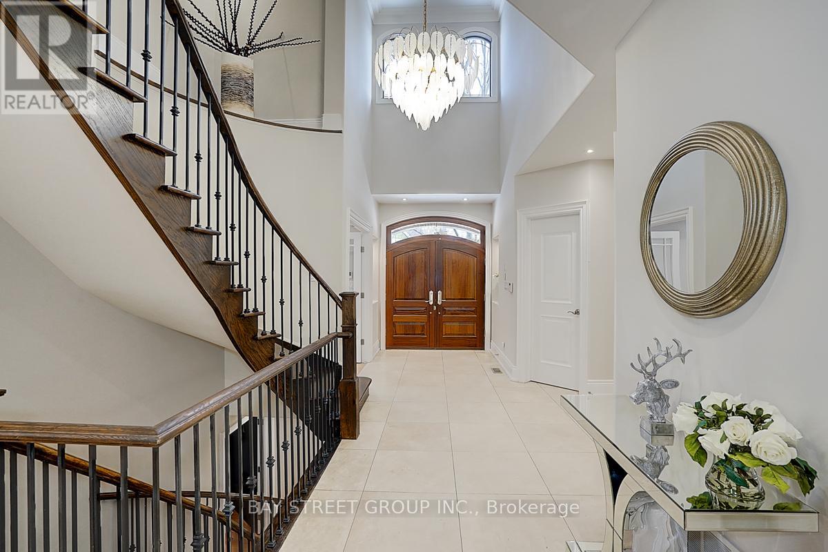 452 Avon Crescent, Oakville, Ontario  L6J 2T3 - Photo 11 - W12435914