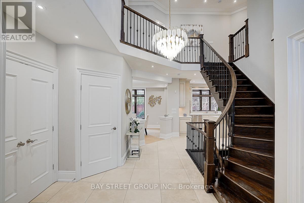 452 Avon Crescent, Oakville, Ontario  L6J 2T3 - Photo 12 - W12435914