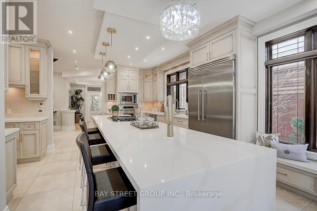452 Avon Crescent, Oakville, Ontario  L6J 2T3 - Photo 16 - W12435914