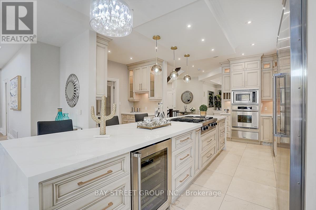452 Avon Crescent, Oakville, Ontario  L6J 2T3 - Photo 17 - W12435914