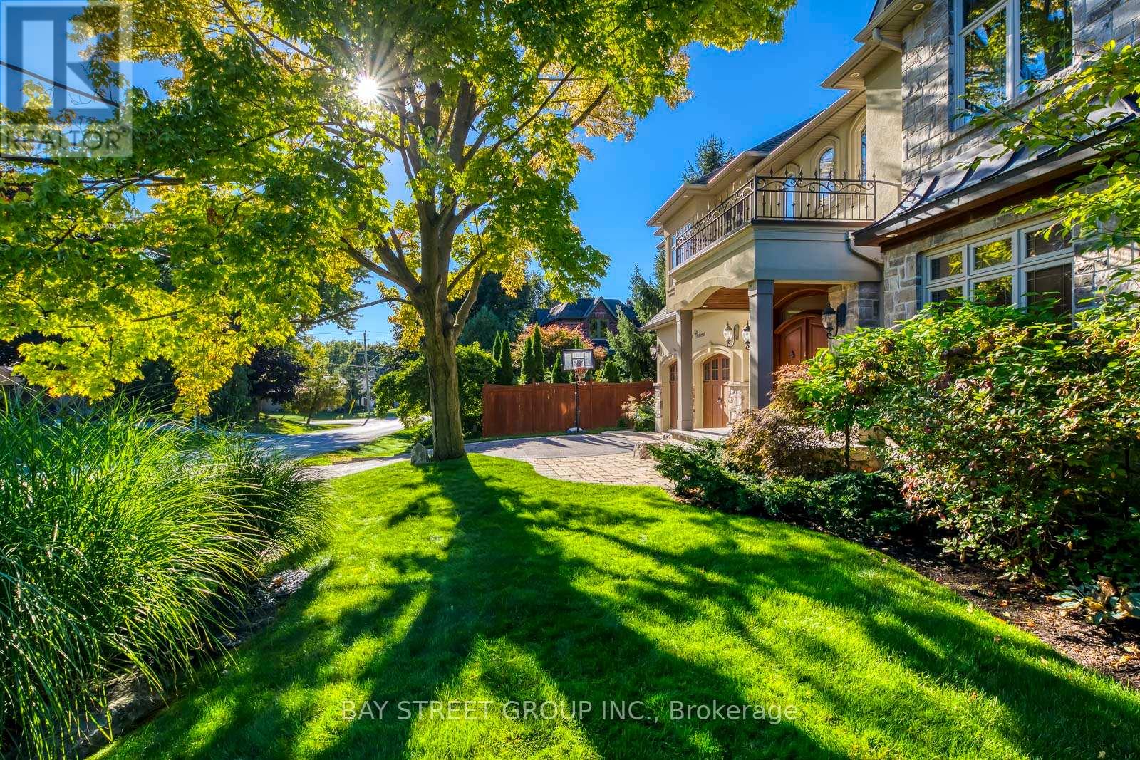452 Avon Crescent, Oakville, Ontario  L6J 2T3 - Photo 3 - W12435914
