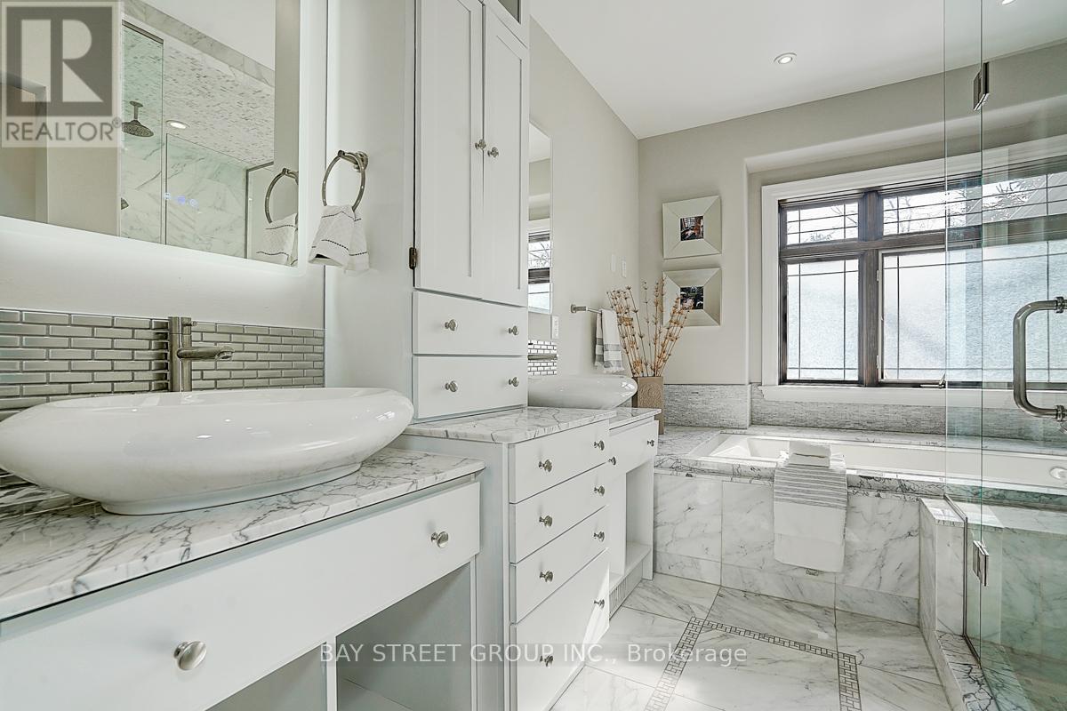 452 Avon Crescent, Oakville, Ontario  L6J 2T3 - Photo 34 - W12435914