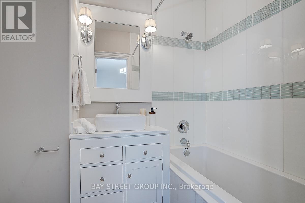 452 Avon Crescent, Oakville, Ontario  L6J 2T3 - Photo 37 - W12435914