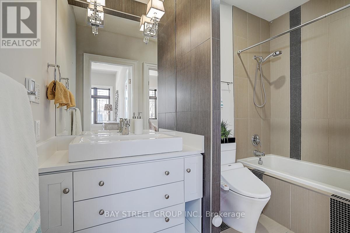 452 Avon Crescent, Oakville, Ontario  L6J 2T3 - Photo 39 - W12435914