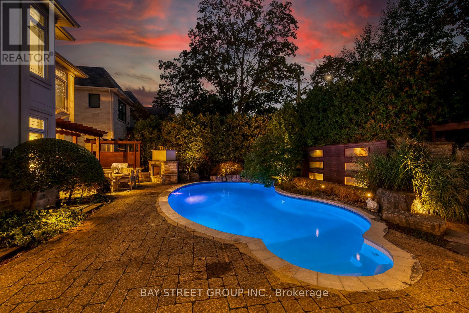 452 Avon Crescent, Oakville, Ontario  L6J 2T3 - Photo 6 - W12435914