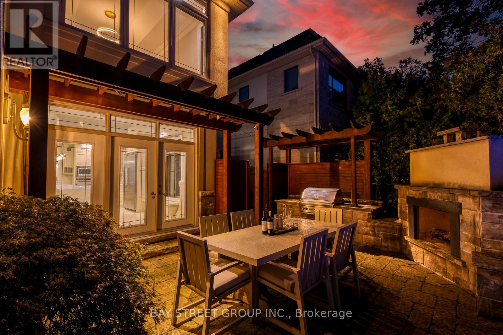 452 Avon Crescent, Oakville, Ontario  L6J 2T3 - Photo 8 - W12435914