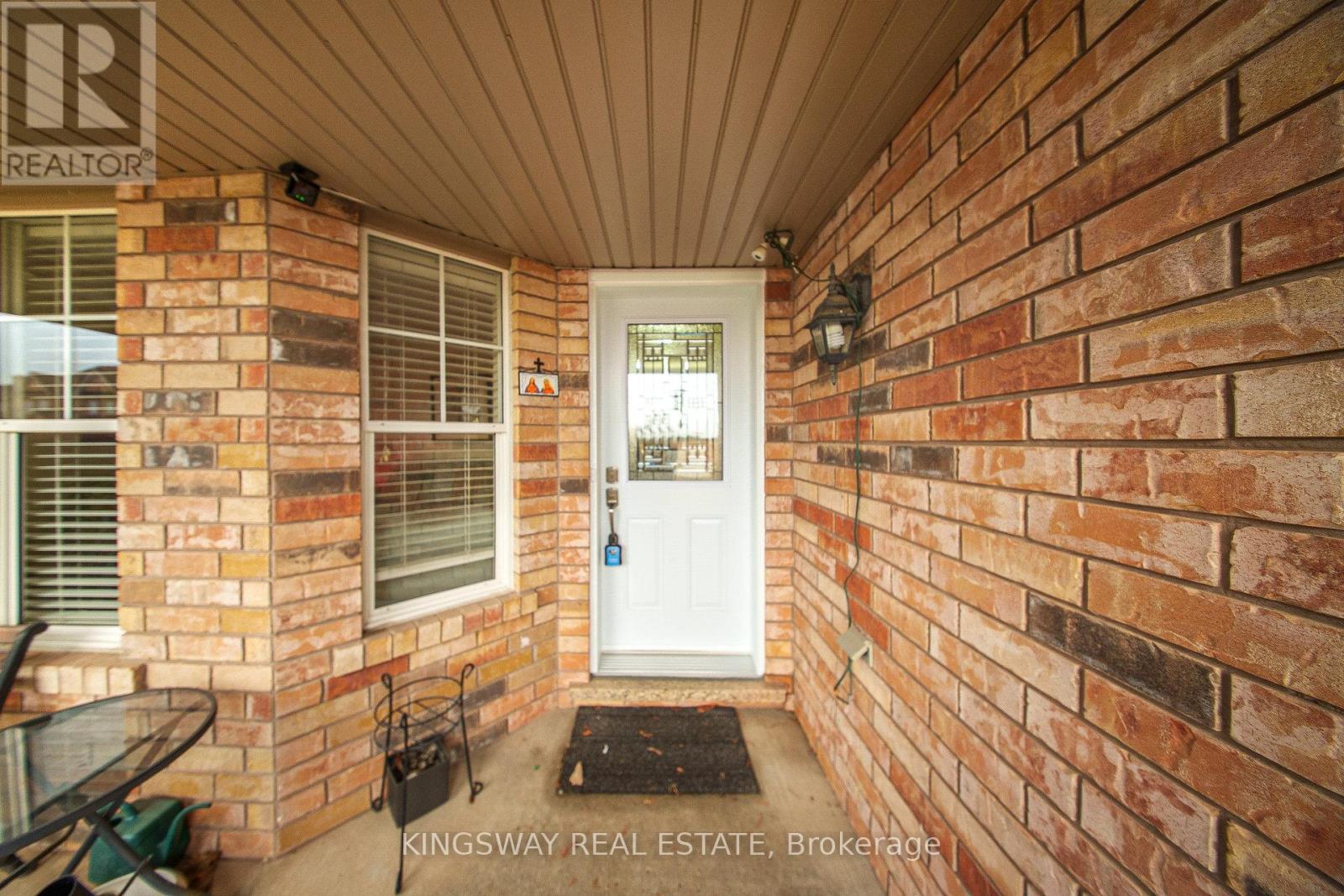 142 Valleyway Drive, Brampton, Ontario  L6X 0N3 - Photo 4 - W12435925