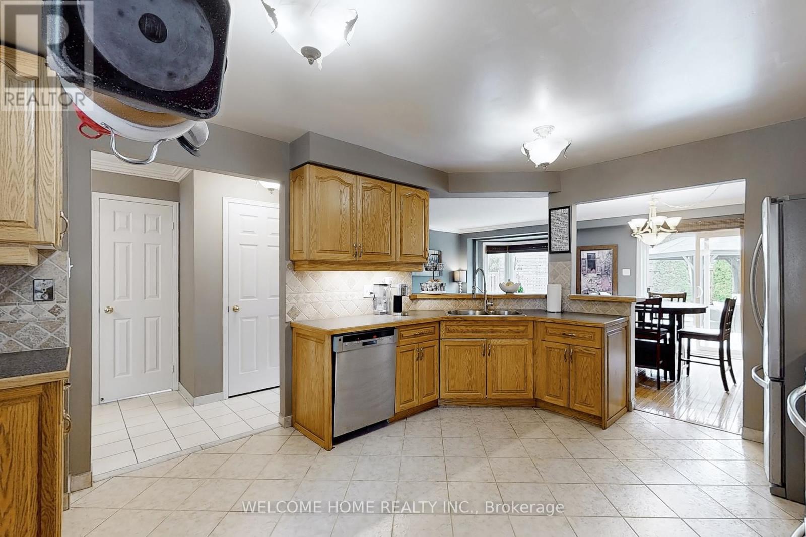 6079 Leeside Crescent, Mississauga, Ontario  L5M 5K6 - Photo 11 - W12375620
