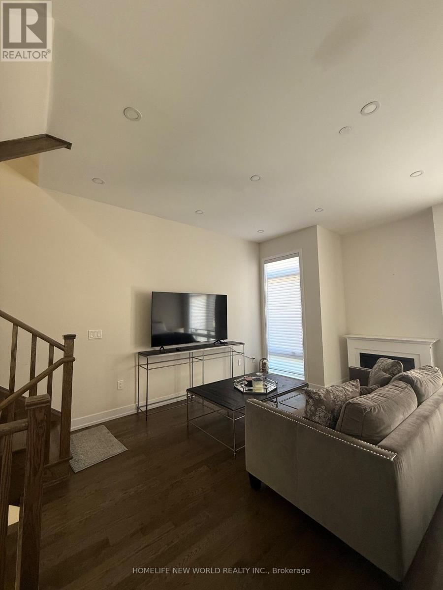 5 Ingersoll Lane, Richmond Hill, Ontario  L4E 1G9 - Photo 2 - N12433420