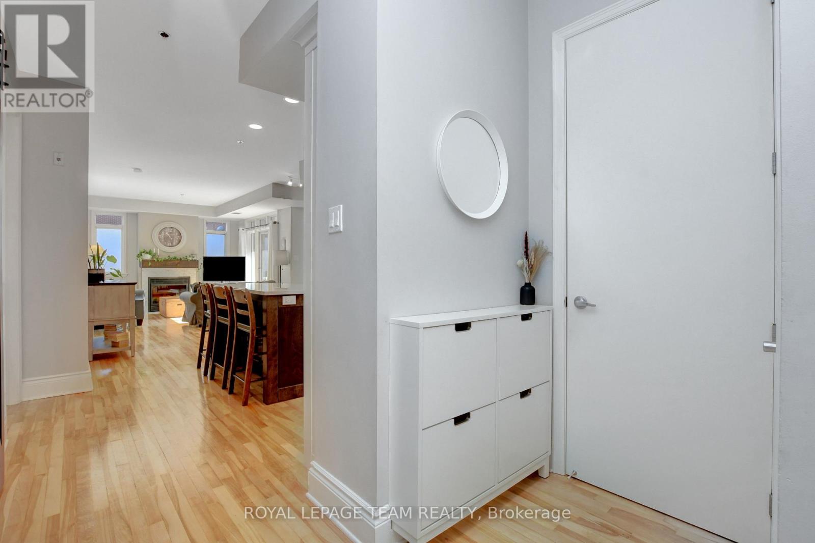 102 - 400 Mcleod Street, Ottawa, Ontario  K2P 1A6 - Photo 2 - X12435975