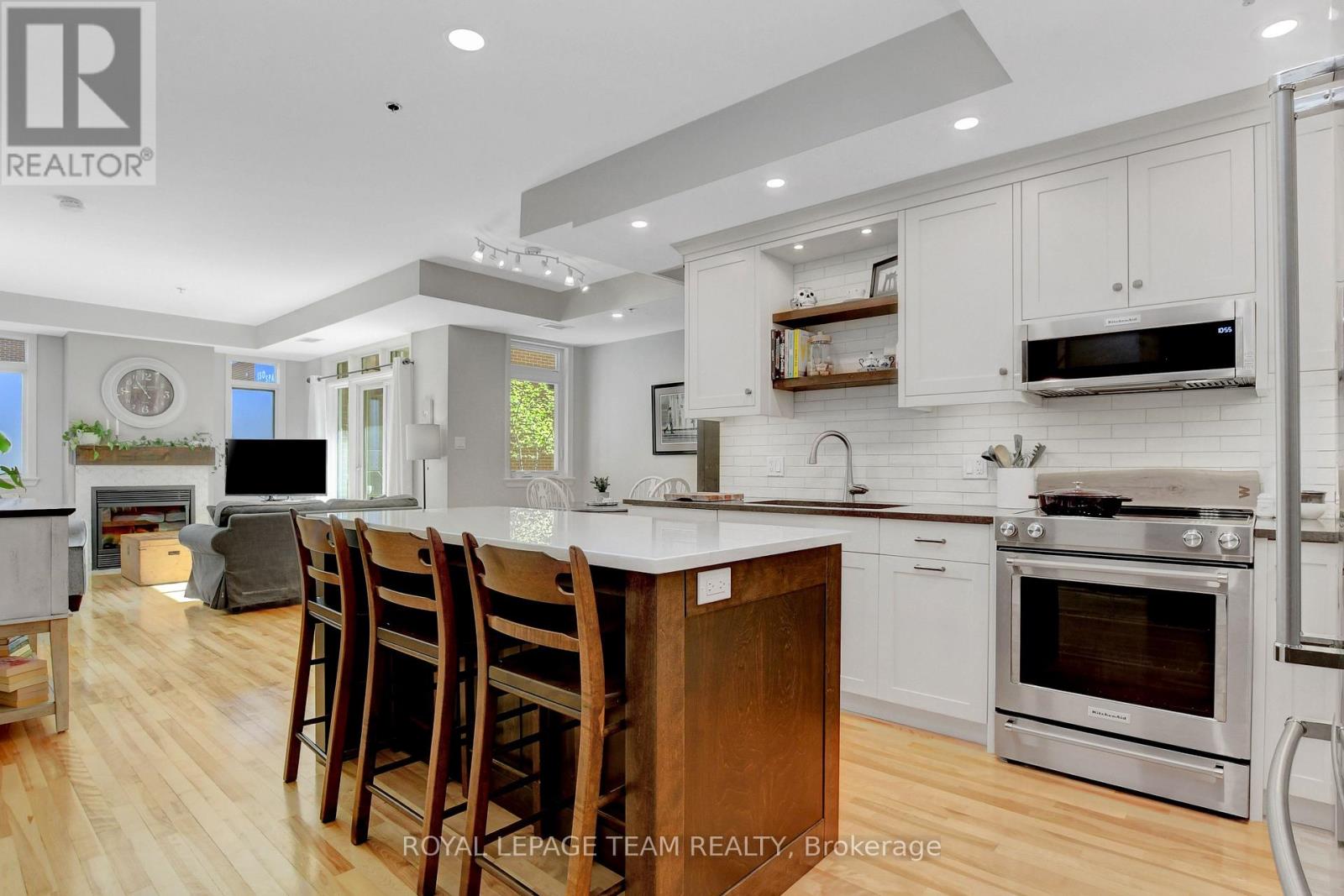 102 - 400 Mcleod Street, Ottawa, Ontario  K2P 1A6 - Photo 4 - X12435975