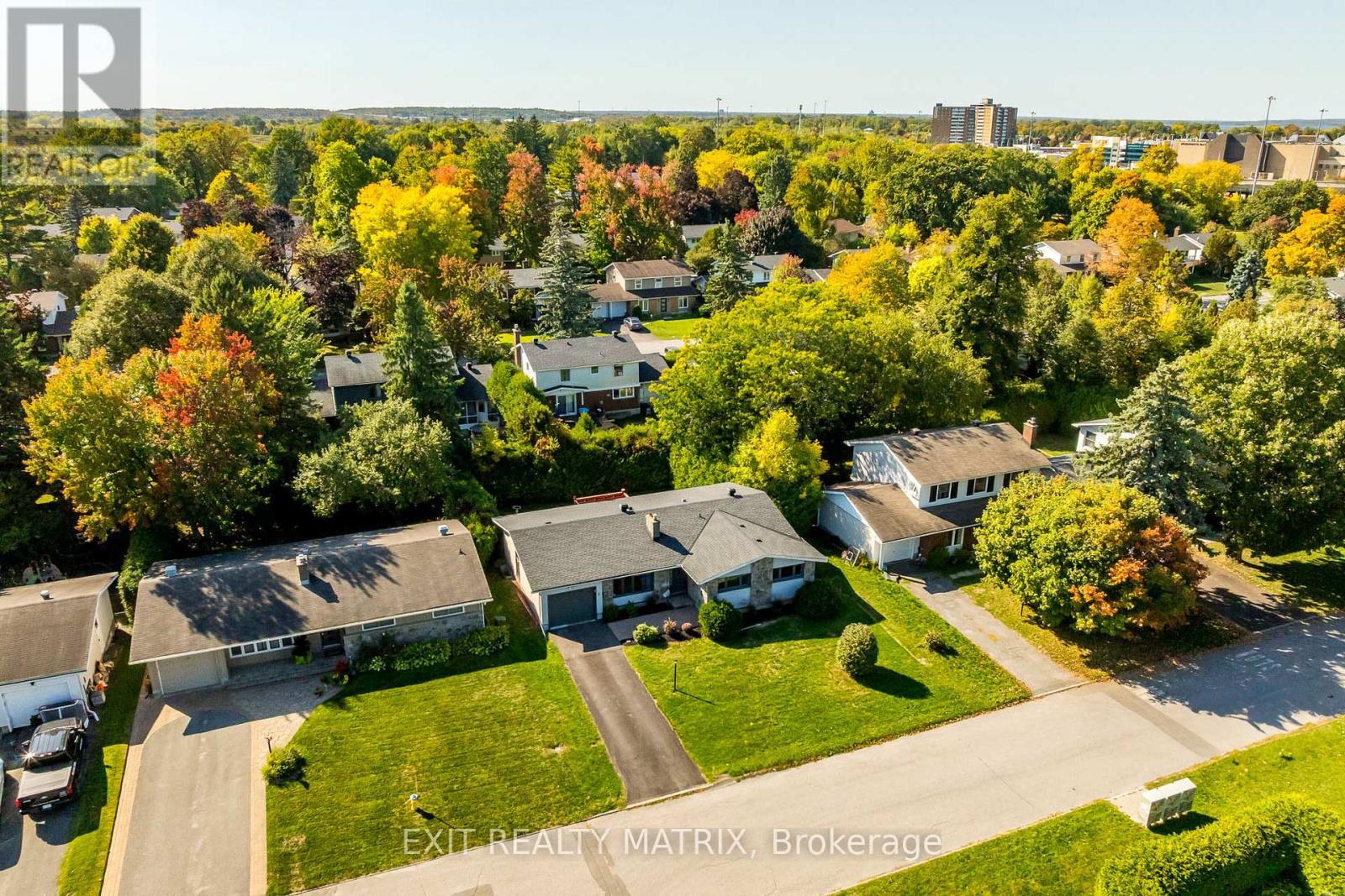 8 Brian Crescent, Ottawa, Ontario  K2H 6X3 - Photo 2 - X12435997