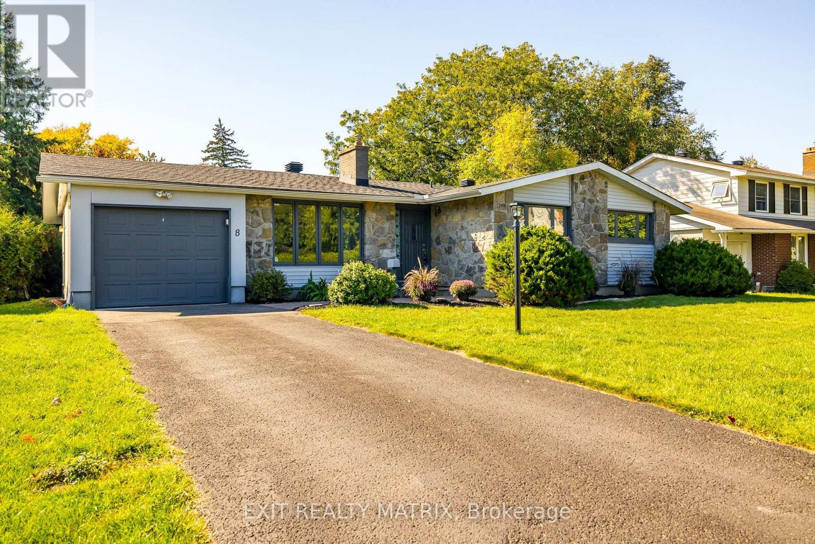 8 Brian Crescent, Ottawa, Ontario  K2H 6X3 - Photo 3 - X12435997