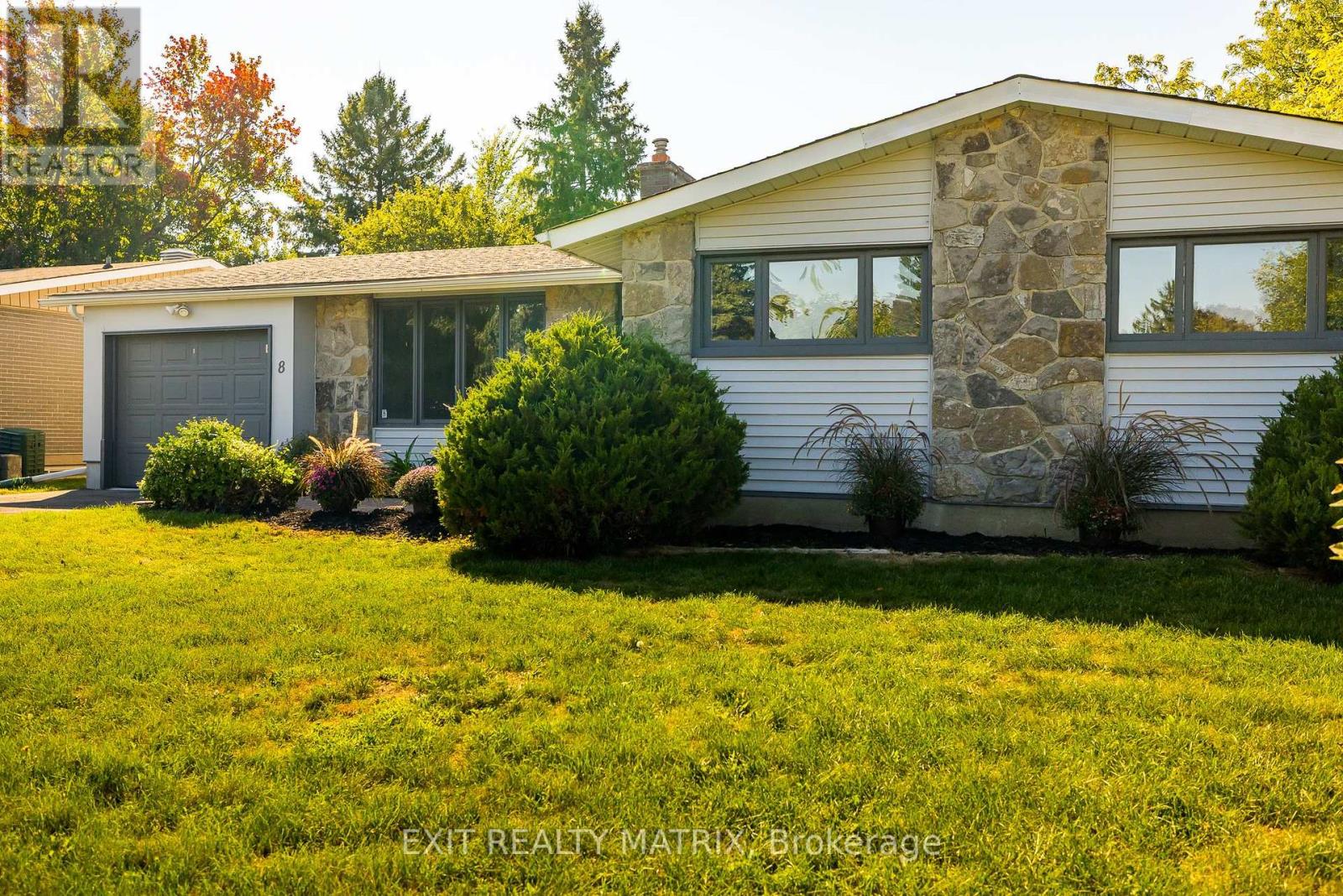 8 Brian Crescent, Ottawa, Ontario  K2H 6X3 - Photo 4 - X12435997