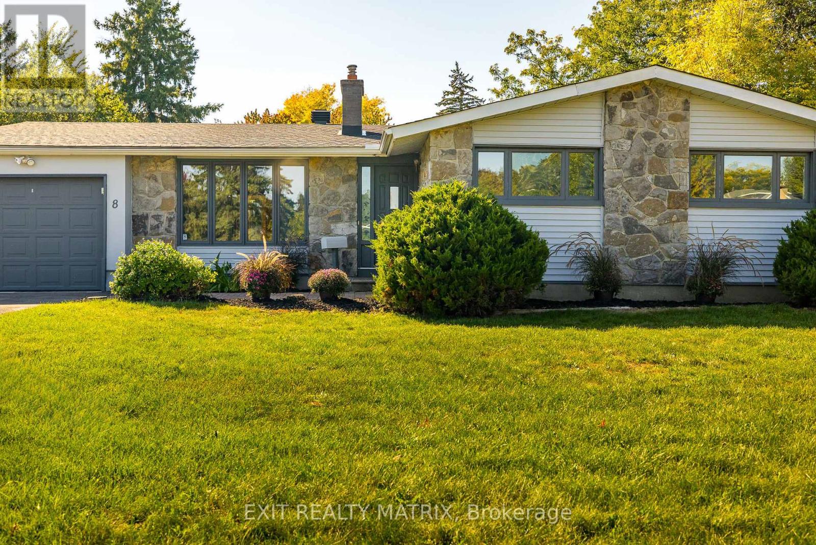 8 Brian Crescent, Ottawa, Ontario  K2H 6X3 - Photo 5 - X12435997