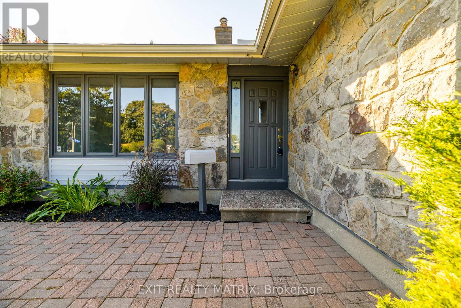 8 Brian Crescent, Ottawa, Ontario  K2H 6X3 - Photo 7 - X12435997