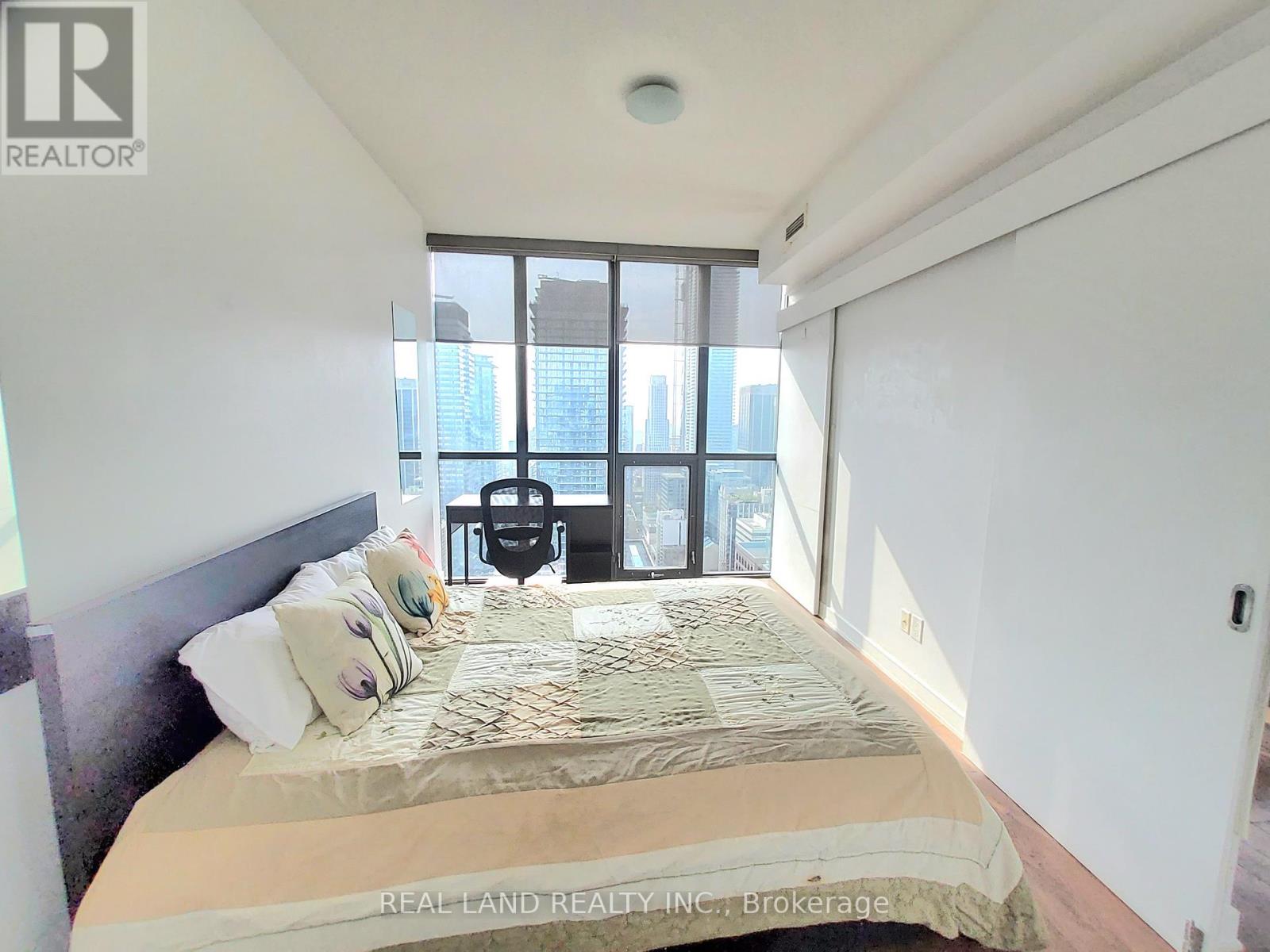 4005 - 110 Charles Street E, Toronto, Ontario  M4Y 1T5 - Photo 8 - C12435944