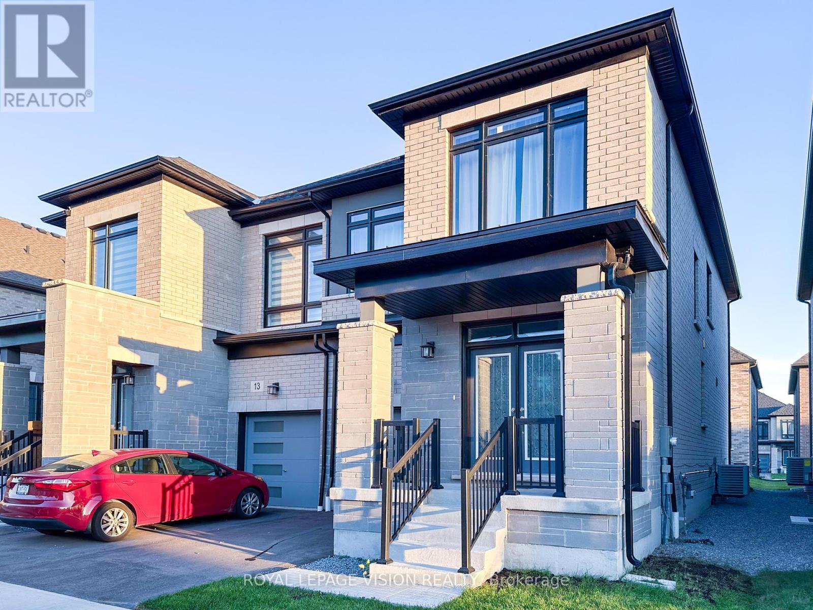 11 WATERFRONT CRESCENT, Whitby, Ontario