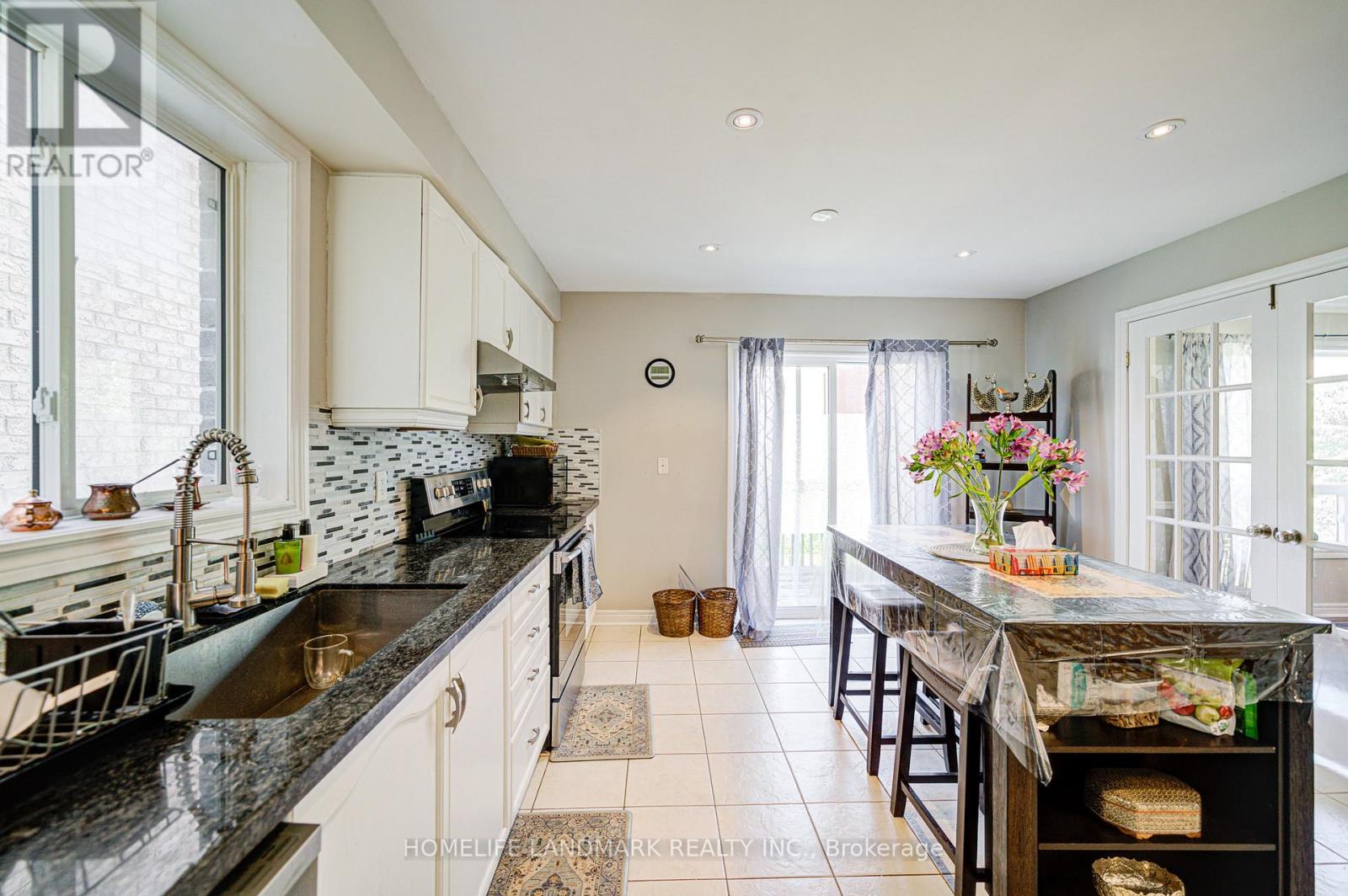 194 Dean Burton Lane, Newmarket, Ontario  L3X 3C4 - Photo 15 - N12435957