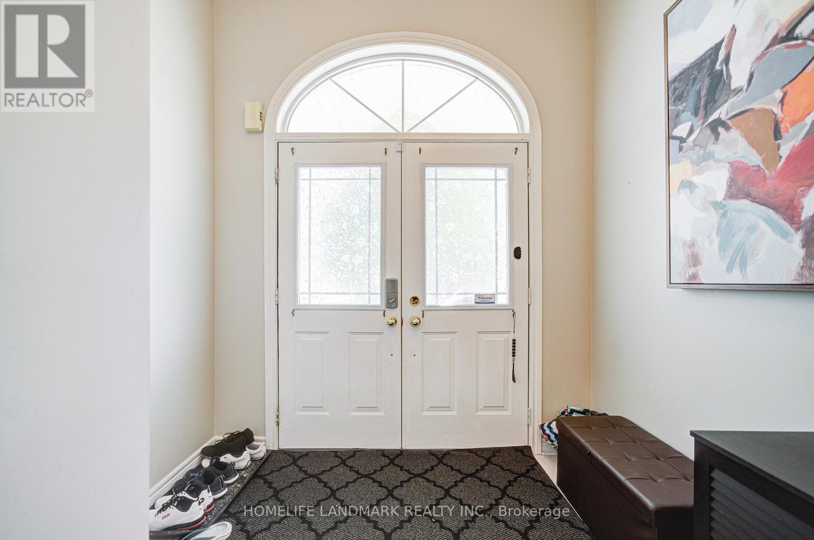 194 Dean Burton Lane, Newmarket, Ontario  L3X 3C4 - Photo 2 - N12435957