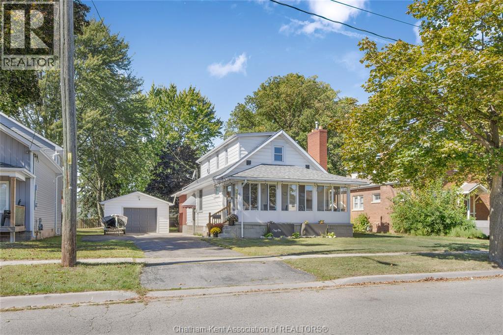 MLS# 25024658: 61 UNIVERSITY AVENUE, Wallaceburg, Canada