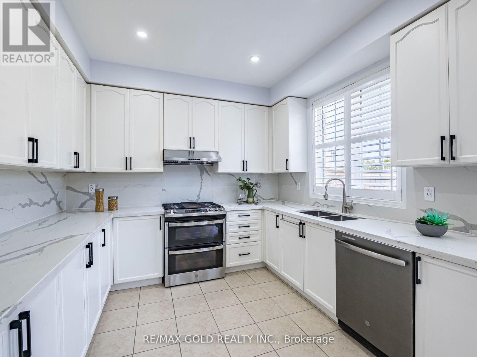 36 Treegrove Crescent, Brampton, Ontario  L7A 0K4 - Photo 13 - W12435990