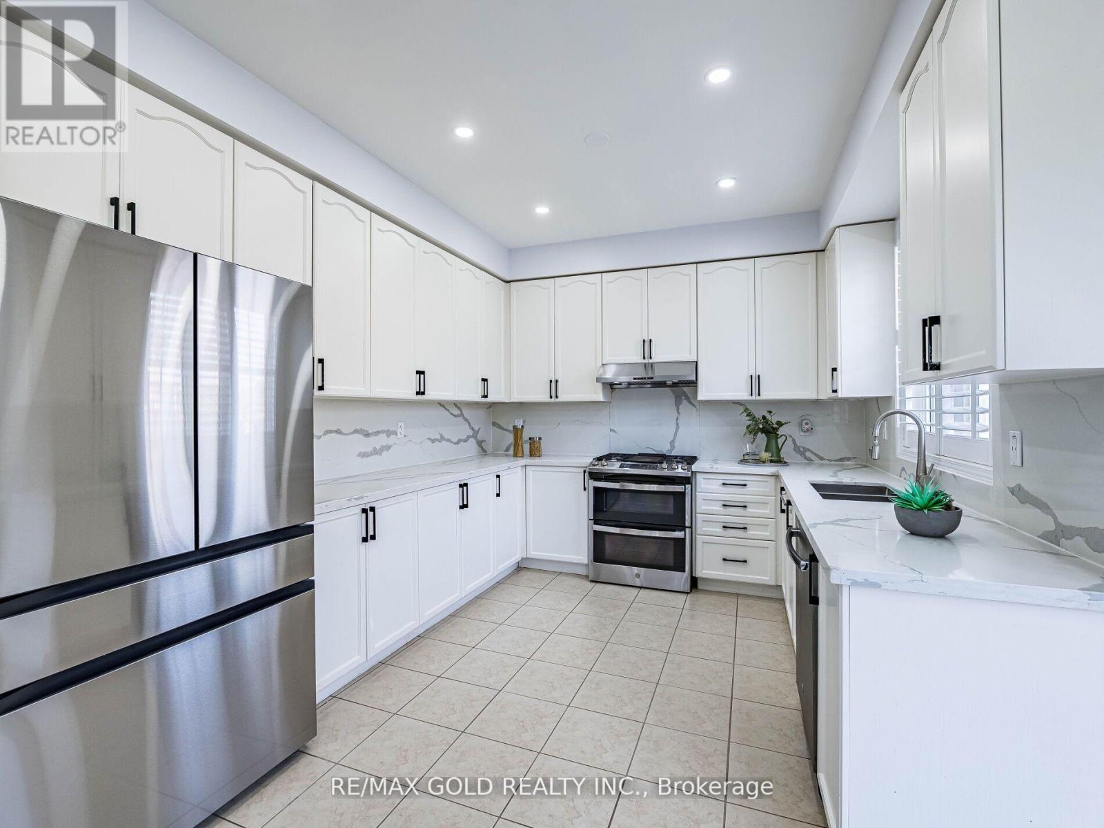 36 Treegrove Crescent, Brampton, Ontario  L7A 0K4 - Photo 14 - W12435990