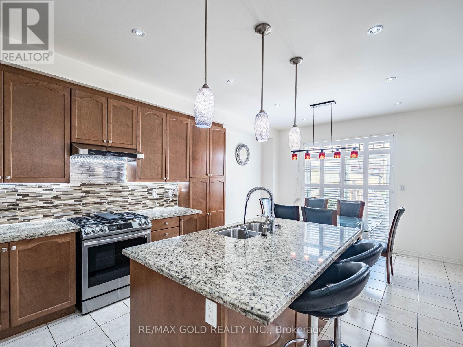 18 Divinity Circle, Brampton, Ontario  L7A 3Y4 - Photo 11 - W12435991