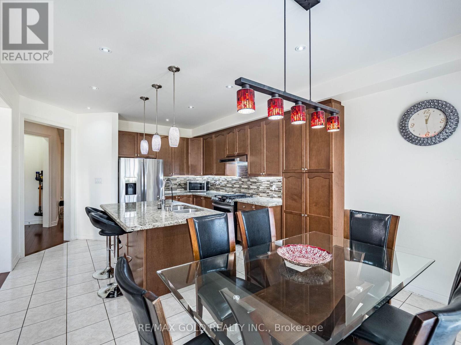 18 Divinity Circle, Brampton, Ontario  L7A 3Y4 - Photo 13 - W12435991