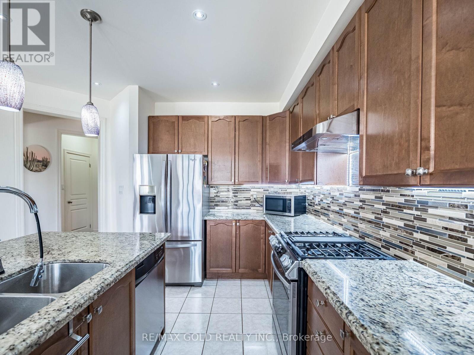18 Divinity Circle, Brampton, Ontario  L7A 3Y4 - Photo 16 - W12435991