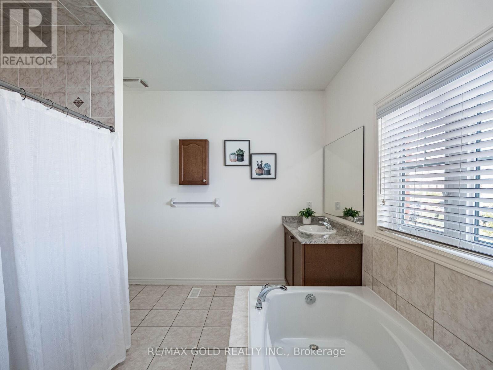 18 Divinity Circle, Brampton, Ontario  L7A 3Y4 - Photo 21 - W12435991