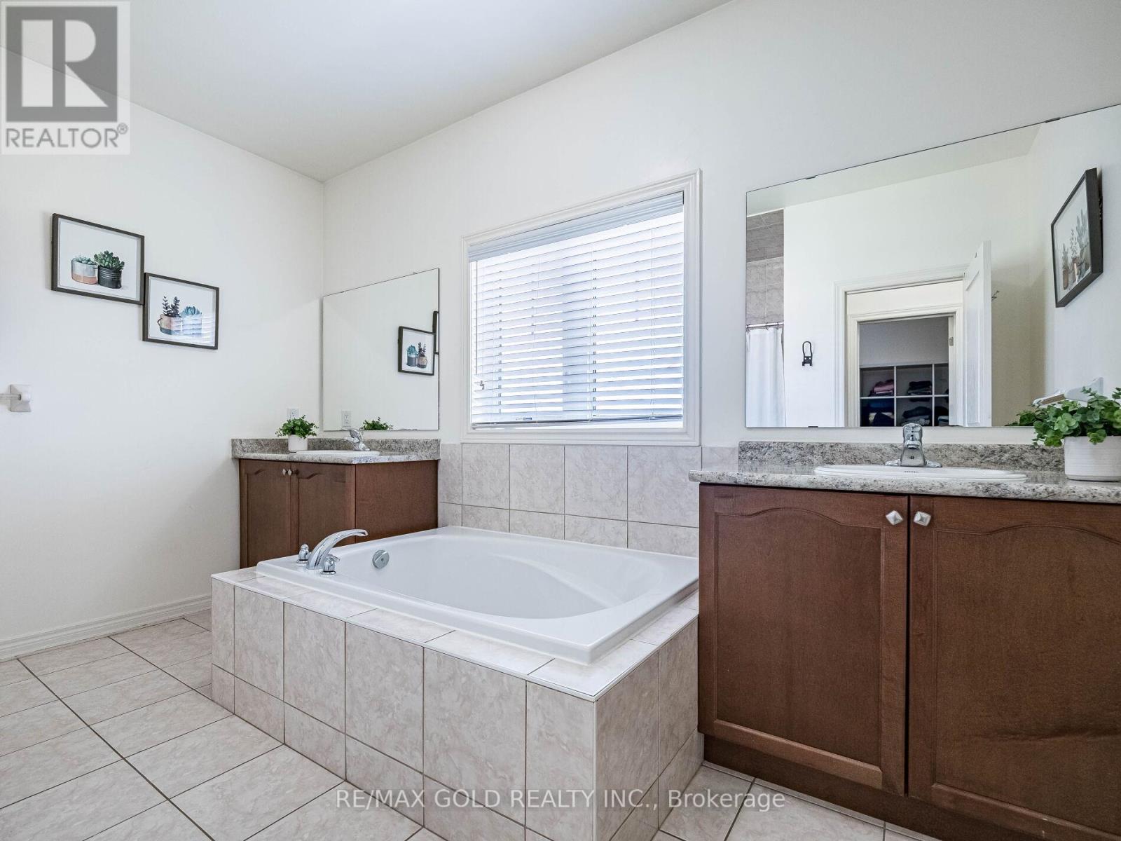 18 Divinity Circle, Brampton, Ontario  L7A 3Y4 - Photo 22 - W12435991