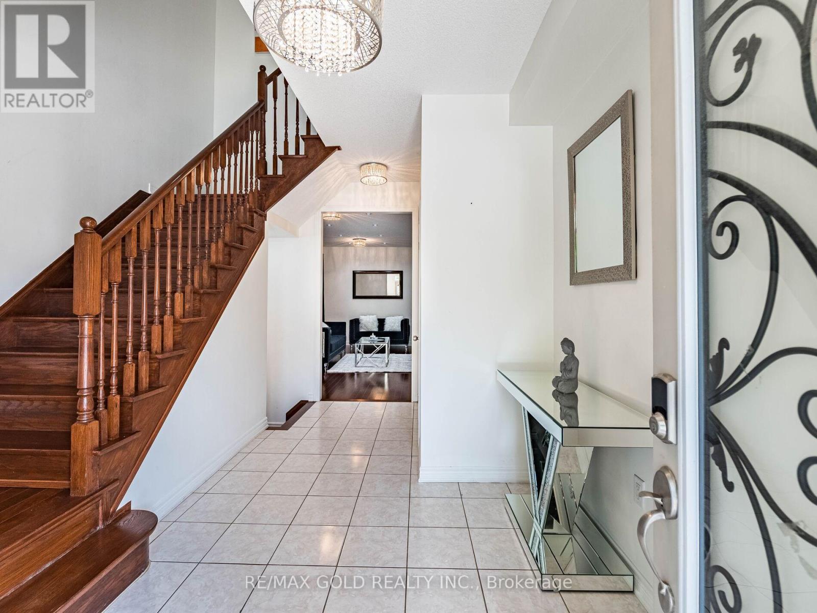 18 Divinity Circle, Brampton, Ontario  L7A 3Y4 - Photo 3 - W12435991