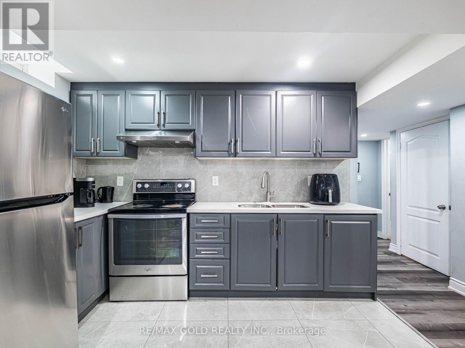 18 Divinity Circle, Brampton, Ontario  L7A 3Y4 - Photo 34 - W12435991