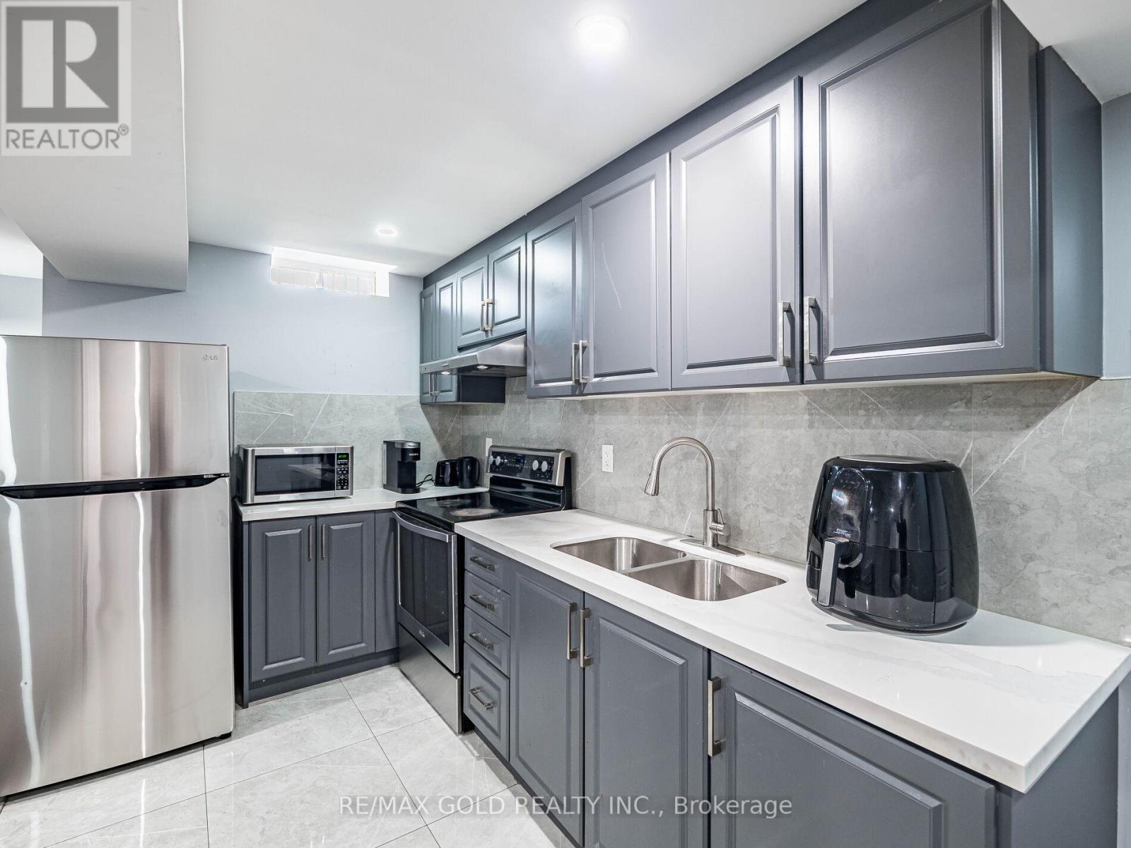 18 Divinity Circle, Brampton, Ontario  L7A 3Y4 - Photo 35 - W12435991