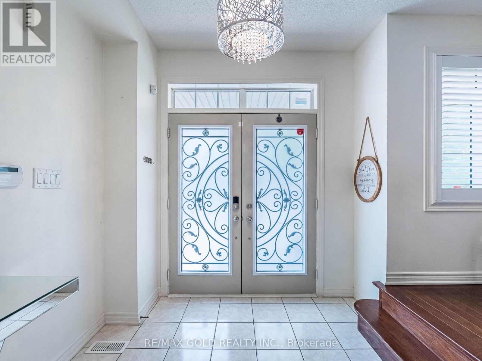 18 Divinity Circle, Brampton, Ontario  L7A 3Y4 - Photo 4 - W12435991