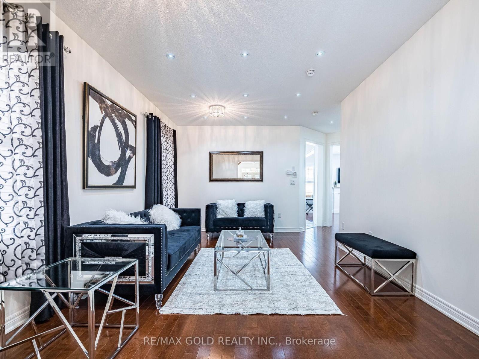 18 Divinity Circle, Brampton, Ontario  L7A 3Y4 - Photo 5 - W12435991