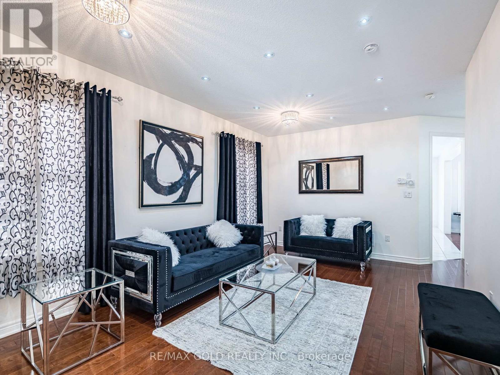 18 Divinity Circle, Brampton, Ontario  L7A 3Y4 - Photo 6 - W12435991